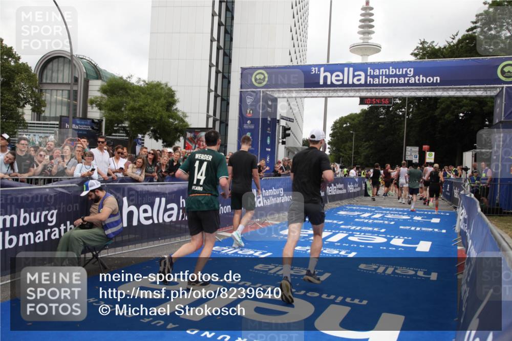 29.06.2025 - hella hamburg halbmarathon Michael Strokosch http://msf.ph/oto/8239640 29.06.2025 10:54:55 Ziel 1327, 1506, 2029, 4231, 6994, 10044, 12186, 14660, 16623, 16868, 17261 meine-sportfotos.de