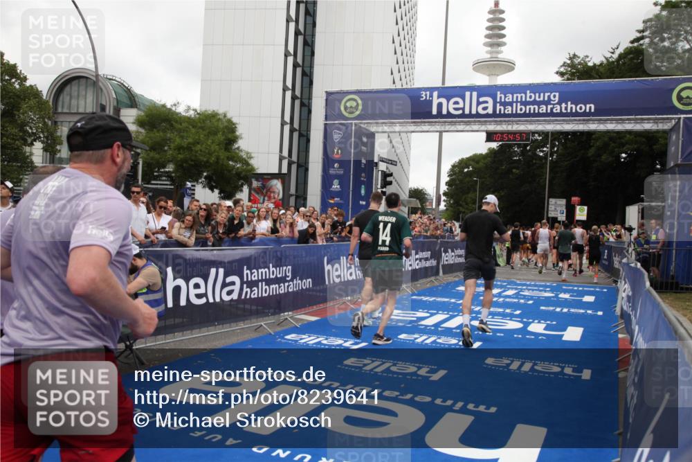 29.06.2025 - hella hamburg halbmarathon Michael Strokosch http://msf.ph/oto/8239641 29.06.2025 10:54:56 Ziel 1327, 1506, 2029, 4231, 6994, 10044, 14638, 14660, 15156, 16623, 16868, 17261 meine-sportfotos.de