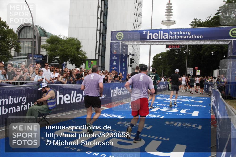 29.06.2025 - hella hamburg halbmarathon Michael Strokosch http://msf.ph/oto/8239658 29.06.2025 10:54:57 Ziel 1327, 1506, 4231, 6994, 8514, 14638, 14660, 15156, 16623, 16868, 17261, 18325 meine-sportfotos.de