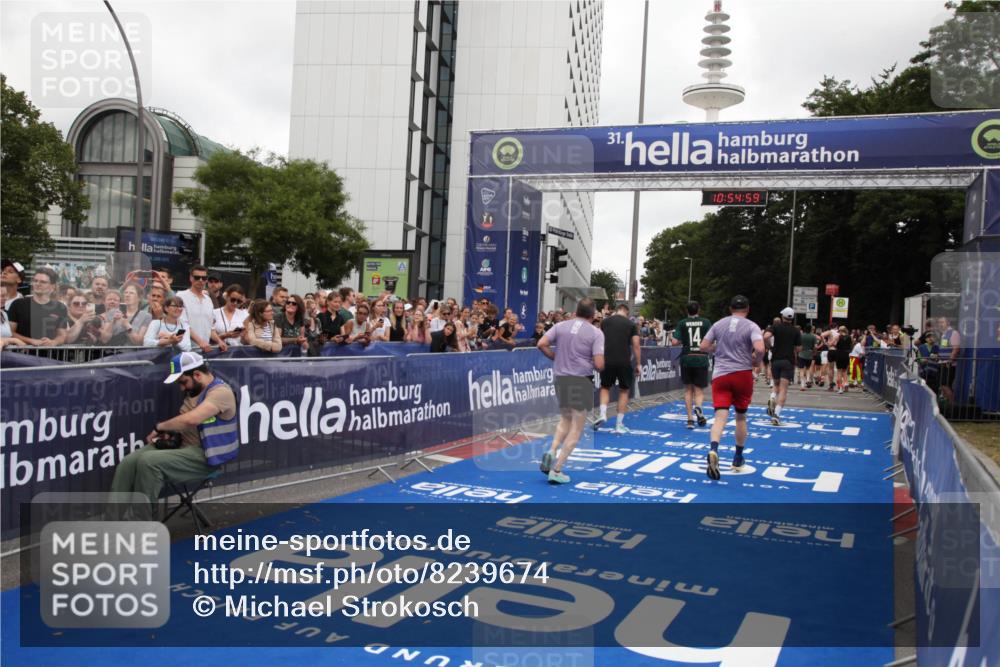29.06.2025 - hella hamburg halbmarathon Michael Strokosch http://msf.ph/oto/8239674 29.06.2025 10:54:58 Ziel 1327, 1506, 6994, 8514, 10266, 13988, 14638, 14660, 14845, 15156, 16047, 16623, 16868, 17261, 18325 meine-sportfotos.de