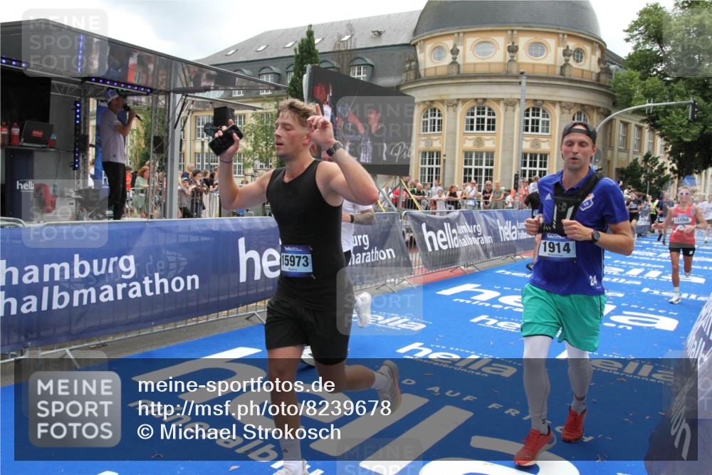 29.06.2025 - hella hamburg halbmarathon Michael Strokosch http://msf.ph/oto/8239678 29.06.2025 10:48:16 Ziel 1914, 7599, 8916, 9544, 9626, 11211, 12685, 14192, 14797, 14814, 15590, 15629, 15973, 15981, 16094, 16269, 18963, 19127 meine-sportfotos.de