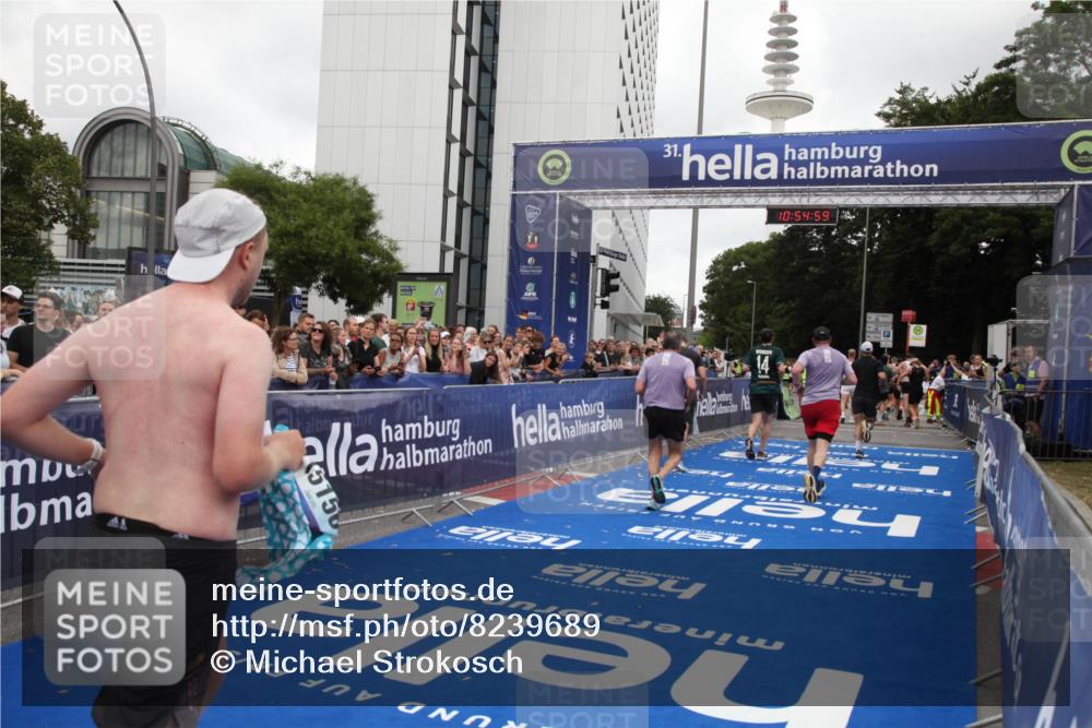 29.06.2025 - hella hamburg halbmarathon Michael Strokosch http://msf.ph/oto/8239689 29.06.2025 10:54:58 Ziel 1327, 1506, 6994, 8514, 10266, 13988, 14638, 14660, 14845, 15156, 16047, 16623, 16868, 17261, 18325 meine-sportfotos.de