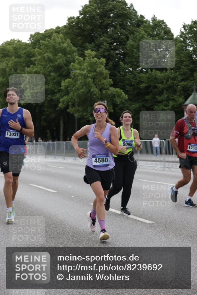 29.06.2025 - hella hamburg halbmarathon Jannik Wohlers http://msf.ph/oto/8239692 29.06.2025 10:29:28 Lombardsbrücke 1097, 1694, 2302, 2699, 3613, 4395, 4580, 5063, 5322, 5350, 8388, 8792, 8941, 9095, 9937, 10162, 11376, 11444, 12216, 12227, 12305, 12537, 13031, 13810, 15266, 17529, 18385 meine-sportfotos.de
