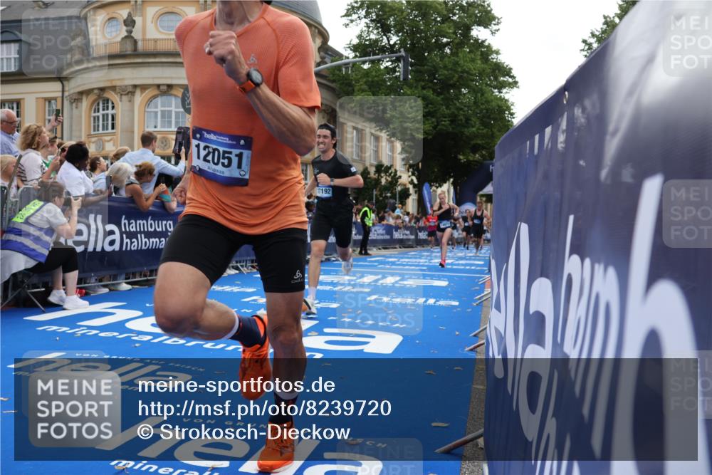 29.06.2025 - hella hamburg halbmarathon Strokosch-Dieckow http://msf.ph/oto/8239720 29.06.2025 10:36:24 Ziel 8084, 9296, 10404, 10680, 10852, 11304, 11833, 12051, 12916, 14075, 16158, 17192, 17723, 18062 meine-sportfotos.de