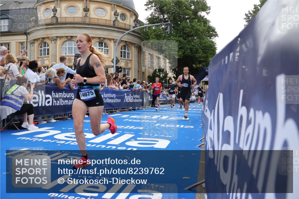 29.06.2025 - hella hamburg halbmarathon Strokosch-Dieckow http://msf.ph/oto/8239762 29.06.2025 10:36:26 Ziel 2121, 8084, 8121, 9296, 10404, 10680, 10852, 11304, 11833, 12051, 12916, 14075, 17192, 17723, 18062 meine-sportfotos.de