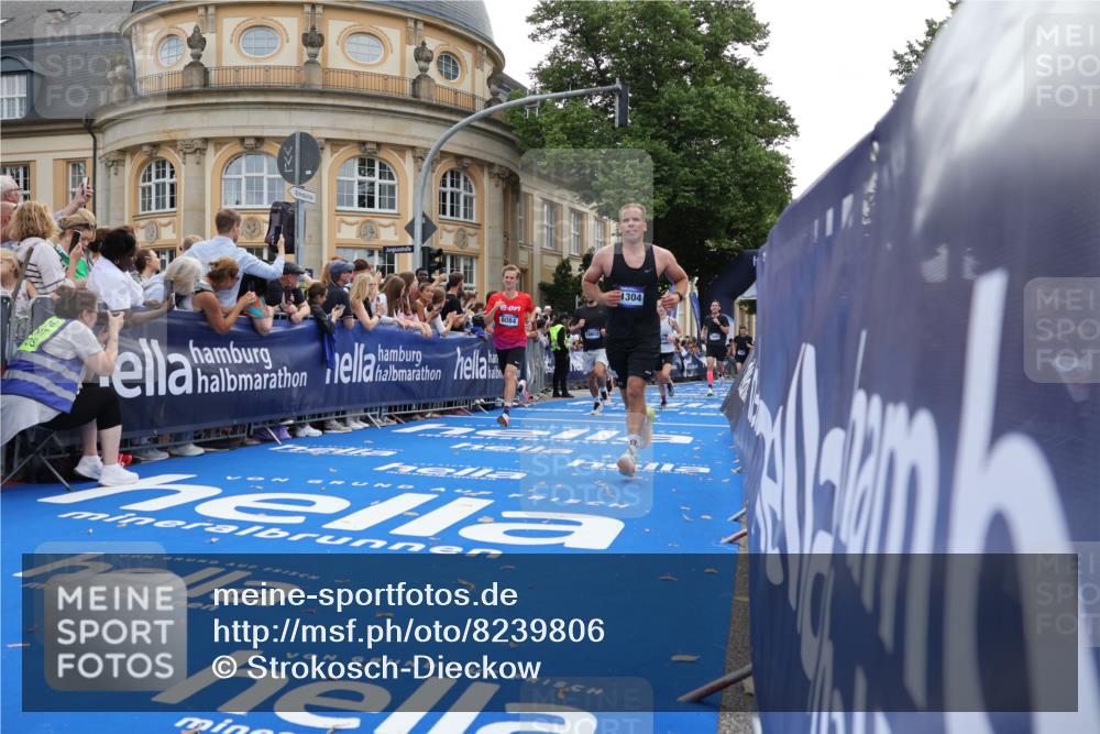 29.06.2025 - hella hamburg halbmarathon Strokosch-Dieckow http://msf.ph/oto/8239806 29.06.2025 10:36:27 Ziel 2121, 6915, 8084, 8121, 9296, 10404, 10680, 10852, 11304, 11833, 12051, 12916, 14075, 17192, 17723, 18062 meine-sportfotos.de