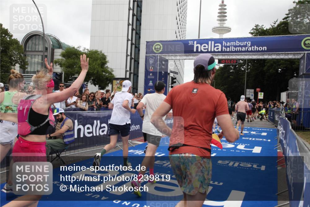 29.06.2025 - hella hamburg halbmarathon Michael Strokosch http://msf.ph/oto/8239819 29.06.2025 10:55:02 Ziel 1327, 3652, 4249, 4616, 4938, 5020, 6433, 6994, 8514, 8698, 10266, 13988, 14638, 14845, 15126, 15156, 15879, 16047, 16623, 16868, 18181, 18325 meine-sportfotos.de