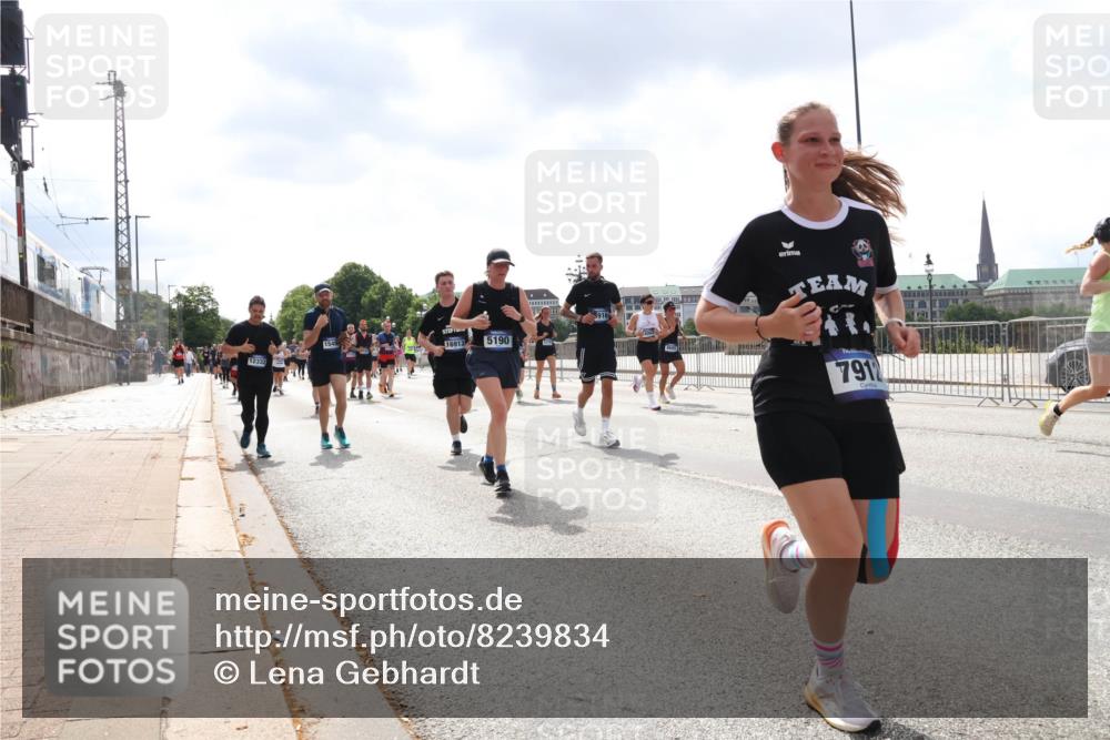 29.06.2025 - hella hamburg halbmarathon Lena Gebhardt http://msf.ph/oto/8239834 29.06.2025 10:45:18 Lombardsbrücke 1024, 1273, 1629, 1685, 1713, 1798, 1924, 2007, 2008, 2216, 2217, 2657, 2664, 2779, 2973, 3160, 3164, 3357, 3377, 3570, 3879, 3993, 4099, 4102, 4186, 4224, 4275, 4306, 4337, 4504, 4820, 4851, 5099, 5108, 5190, 5339, 5636, 5949, 6150, 6509, 6763, 6788, 6841, 6888, 6911, 6922, 6980, 7283, 7530, 7541, 7699, 7859, 7912, 8582, 8594, 8605, 8745, 8762, 8907, 9036, 9620, 10030, 10182, 10225, 10562, 10566, 10668, 10707, 11314, 12198, 12332, 12334, 12394, 13039, 13261 meine-sportfotos.de
