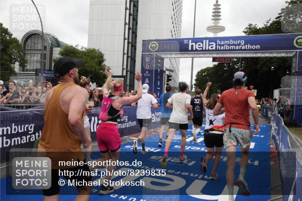 29.06.2025 - hella hamburg halbmarathon Michael Strokosch http://msf.ph/oto/8239835 29.06.2025 10:55:02 Ziel 1327, 3652, 4249, 4616, 4938, 5020, 6433, 6994, 8514, 8698, 10266, 13988, 14638, 14845, 15126, 15156, 15879, 16047, 16623, 16868, 18181, 18325 meine-sportfotos.de