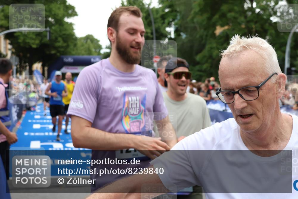 29.06.2025 - hella hamburg halbmarathon Zöllner http://msf.ph/oto/8239840 29.06.2025 10:55:45 Ziel 1120, 1143, 1834, 2955, 2982, 4897, 5021, 6924, 7221, 8255, 8618, 10212, 11039, 12483, 12515, 14365, 14909, 15896, 18064, 18190 meine-sportfotos.de