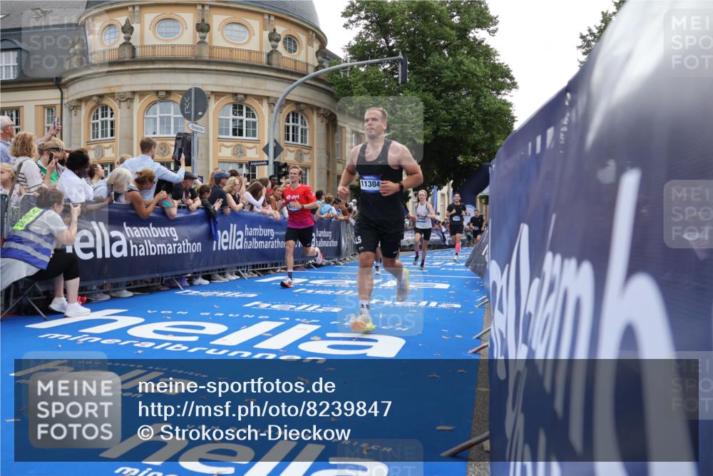 29.06.2025 - hella hamburg halbmarathon Strokosch-Dieckow http://msf.ph/oto/8239847 29.06.2025 10:36:27 Ziel 2121, 6915, 8084, 8121, 9296, 10404, 10680, 10852, 11304, 11833, 12051, 12916, 14075, 17192, 17723, 18062 meine-sportfotos.de
