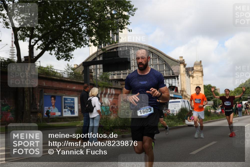 29.06.2025 - hella hamburg halbmarathon Yannick Fuchs http://msf.ph/oto/8239876 29.06.2025 10:34:49 20KM 1603, 2324, 2714, 2750, 2826, 4381, 4766, 4888, 5050, 5375, 5409, 5508, 5803, 5916, 6080, 6149, 6152, 6649, 7109, 7495, 7622, 8370, 8465, 8467, 8574, 8933, 9294, 10900, 10968, 11731, 12088, 12540, 12704, 12865, 13029, 14924, 15015, 15424, 15813, 16580, 16761, 17245, 18614, 18979 meine-sportfotos.de