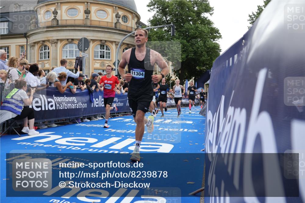 29.06.2025 - hella hamburg halbmarathon Strokosch-Dieckow http://msf.ph/oto/8239878 29.06.2025 10:36:28 Ziel 2121, 6915, 8084, 8121, 9296, 10404, 10680, 10852, 11304, 11833, 12916, 14075, 16523, 17723, 18062 meine-sportfotos.de
