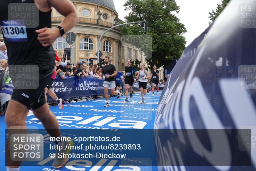 29.06.2025 - hella hamburg halbmarathon Strokosch-Dieckow http://msf.ph/oto/8239893 29.06.2025 10:36:28 Ziel 2121, 6915, 8084, 8121, 9296, 10404, 10680, 10852, 11304, 11833, 12916, 14075, 16523, 17723, 18062 meine-sportfotos.de