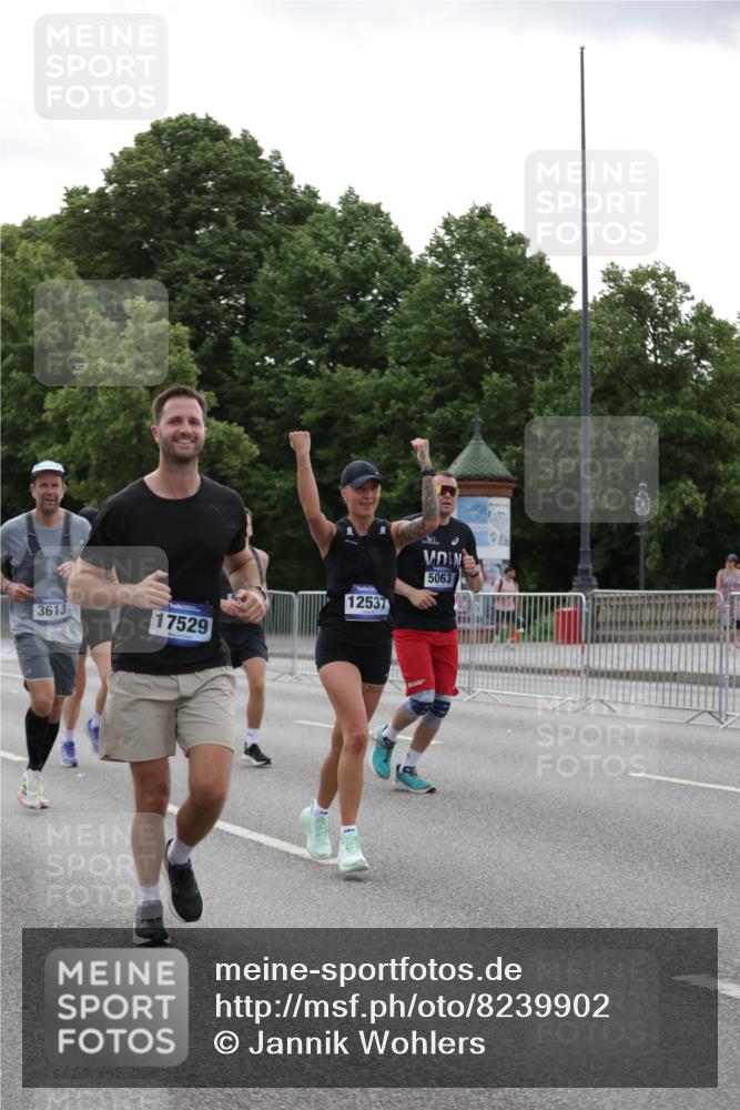 29.06.2025 - hella hamburg halbmarathon Jannik Wohlers http://msf.ph/oto/8239902 29.06.2025 10:29:33 Lombardsbrücke 1097, 1547, 1694, 2302, 2699, 3613, 4580, 5063, 5322, 6626, 8388, 8792, 8941, 9095, 10162, 11376, 12305, 12537, 13031, 13810, 14304, 15266, 16182, 16769, 17529, 18385, 18503 meine-sportfotos.de