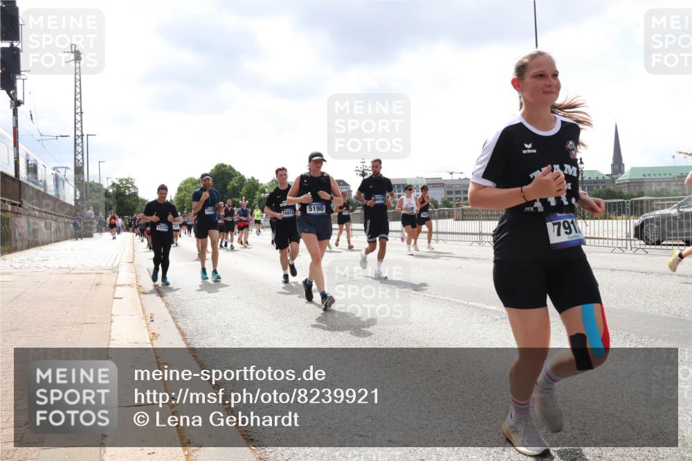 29.06.2025 - hella hamburg halbmarathon Lena Gebhardt http://msf.ph/oto/8239921 29.06.2025 10:45:18 Lombardsbrücke 1024, 1273, 1629, 1685, 1713, 1798, 1924, 2007, 2008, 2216, 2217, 2657, 2664, 2779, 2973, 3160, 3164, 3357, 3377, 3570, 3879, 3993, 4099, 4102, 4186, 4224, 4275, 4306, 4337, 4504, 4820, 4851, 5099, 5108, 5190, 5339, 5636, 5949, 6150, 6509, 6763, 6788, 6841, 6888, 6911, 6922, 6980, 7283, 7530, 7541, 7699, 7859, 7912, 8582, 8594, 8605, 8745, 8762, 8907, 9036, 9620, 10030, 10182, 10225, 10562, 10566, 10668, 10707, 11314, 12198, 12332, 12334, 12394, 13039, 13261 meine-sportfotos.de