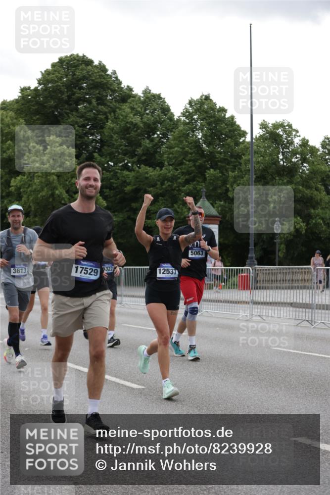 29.06.2025 - hella hamburg halbmarathon Jannik Wohlers http://msf.ph/oto/8239928 29.06.2025 10:29:33 Lombardsbrücke 1097, 1547, 1694, 2302, 2699, 3613, 4580, 5063, 5322, 6626, 8388, 8792, 8941, 9095, 10162, 11376, 12305, 12537, 13031, 13810, 14304, 15266, 16182, 16769, 17529, 18385, 18503 meine-sportfotos.de