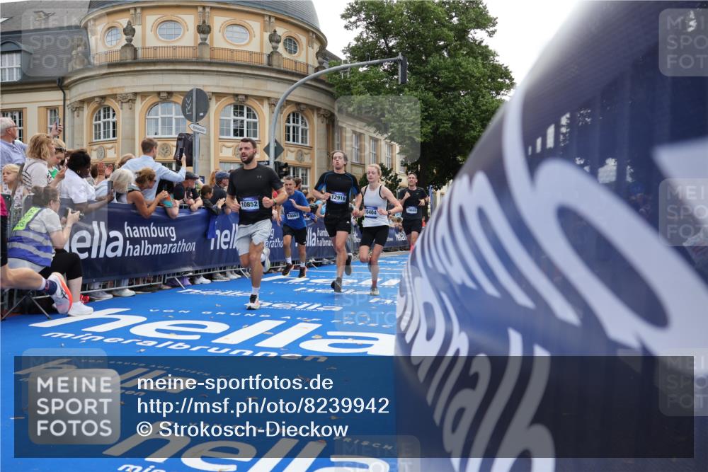 29.06.2025 - hella hamburg halbmarathon Strokosch-Dieckow http://msf.ph/oto/8239942 29.06.2025 10:36:29 Ziel 2121, 6915, 8084, 8121, 9296, 10404, 10680, 10852, 11304, 11833, 12916, 14075, 16523, 17723, 18062 meine-sportfotos.de