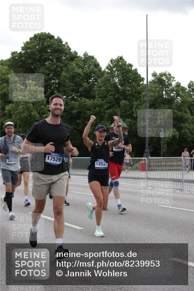 29.06.2025 - hella hamburg halbmarathon Jannik Wohlers http://msf.ph/oto/8239953 29.06.2025 10:29:33 Lombardsbrücke 1097, 1547, 1694, 2302, 2699, 3613, 4580, 5063, 5322, 6626, 8388, 8792, 8941, 9095, 10162, 11376, 12305, 12537, 13031, 13810, 14304, 15266, 16182, 16769, 17529, 18385, 18503 meine-sportfotos.de