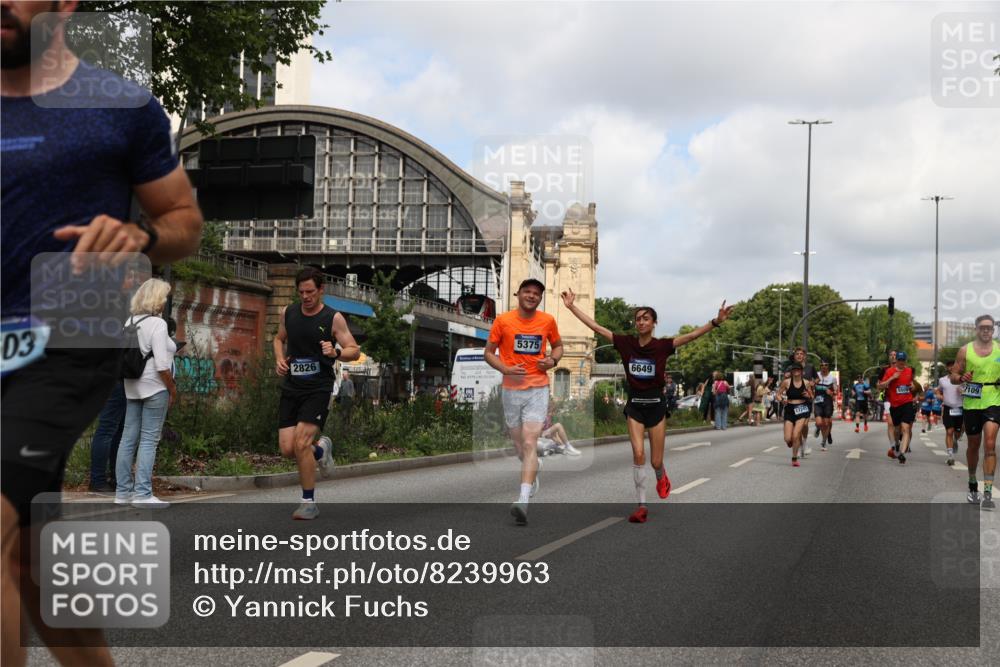 29.06.2025 - hella hamburg halbmarathon Yannick Fuchs http://msf.ph/oto/8239963 29.06.2025 10:34:50 20KM 1603, 2324, 2714, 2750, 2826, 4888, 5050, 5375, 5409, 5508, 5803, 5916, 6080, 6149, 6152, 6649, 7109, 7495, 7622, 8370, 8465, 8467, 8574, 9294, 10900, 10968, 11731, 12088, 12540, 12704, 12865, 13029, 14924, 15015, 15424, 15813, 16580, 16761, 17245, 18614, 18979 meine-sportfotos.de
