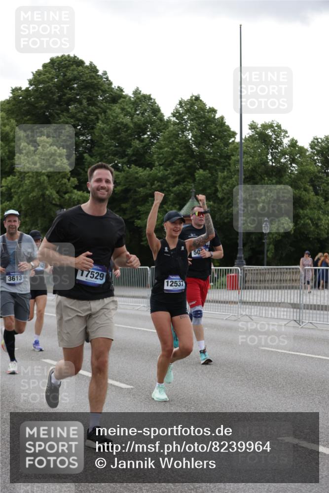 29.06.2025 - hella hamburg halbmarathon Jannik Wohlers http://msf.ph/oto/8239964 29.06.2025 10:29:33 Lombardsbrücke 1097, 1547, 1694, 2302, 2699, 3613, 4580, 5063, 5322, 6626, 8388, 8792, 8941, 9095, 10162, 11376, 12305, 12537, 13031, 13810, 14304, 15266, 16182, 16769, 17529, 18385, 18503 meine-sportfotos.de