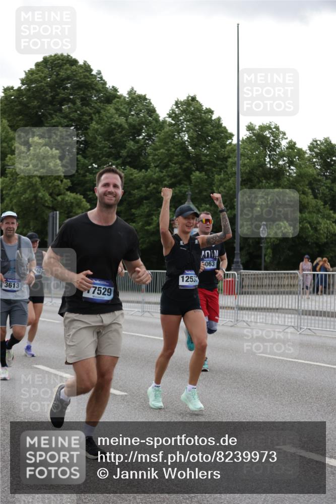 29.06.2025 - hella hamburg halbmarathon Jannik Wohlers http://msf.ph/oto/8239973 29.06.2025 10:29:33 Lombardsbrücke 1097, 1547, 1694, 2302, 2699, 3613, 4580, 5063, 5322, 6626, 8388, 8792, 8941, 9095, 10162, 11376, 12305, 12537, 13031, 13810, 14304, 15266, 16182, 16769, 17529, 18385, 18503 meine-sportfotos.de