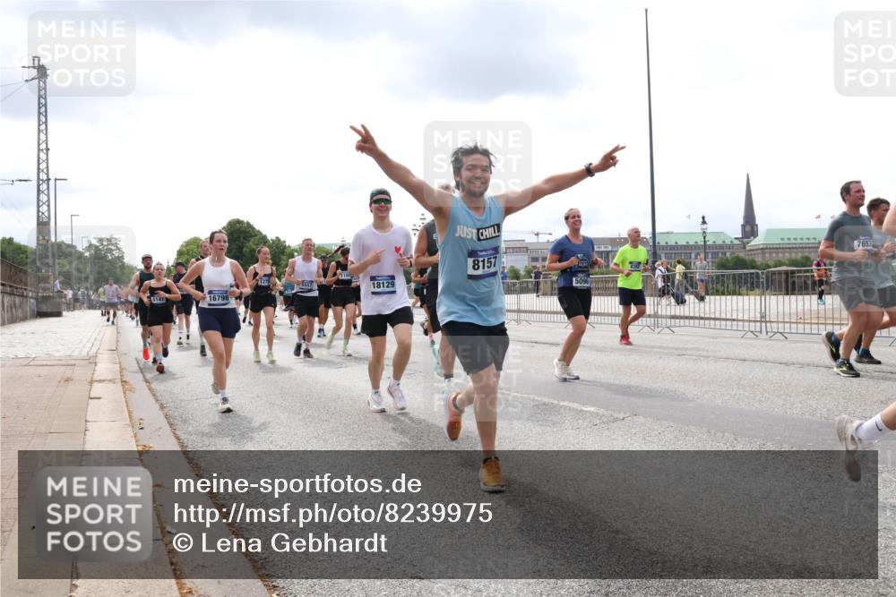 29.06.2025 - hella hamburg halbmarathon Lena Gebhardt http://msf.ph/oto/8239975 29.06.2025 10:33:48 Lombardsbrücke 1189, 1275, 1417, 1705, 1787, 1896, 1995, 2265, 2342, 2482, 2496, 2526, 2776, 3170, 3264, 3340, 3341, 3345, 3560, 3812, 3829, 4164, 4361, 4433, 4449, 4479, 4696, 4807, 4942, 5075, 5096, 5141, 5557, 5561, 5566, 5569, 5584, 5691, 5821, 5822, 5887, 6109, 6364, 6515, 6516, 6854, 6956, 6999, 7027, 7565, 7653, 7705, 8021, 8157, 8202, 8277, 8282, 8375, 8377, 8383, 8401, 8891, 9094, 9234, 9258, 9438, 9591, 9592, 9750, 9780, 9799, 9875, 9995, 10007, 10071, 10561, 11811 meine-sportfotos.de
