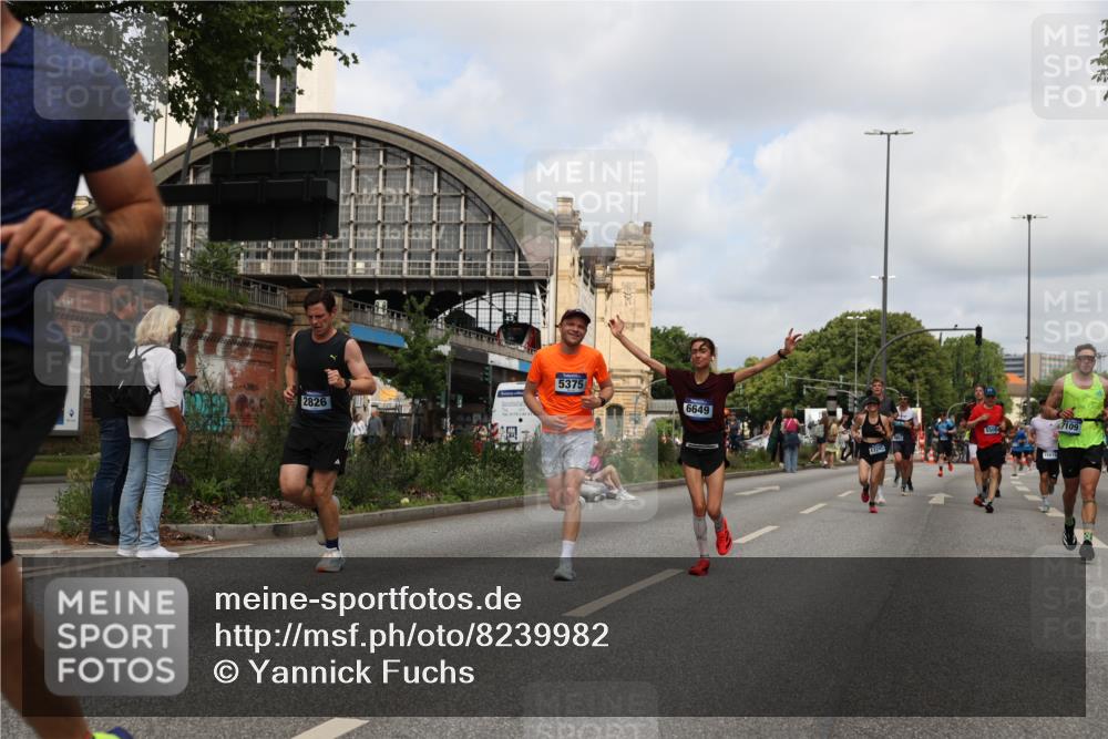 29.06.2025 - hella hamburg halbmarathon Yannick Fuchs http://msf.ph/oto/8239982 29.06.2025 10:34:50 20KM 1603, 2324, 2714, 2750, 2826, 4888, 5050, 5375, 5409, 5508, 5803, 5916, 6080, 6149, 6152, 6649, 7109, 7495, 7622, 8370, 8465, 8467, 8574, 9294, 10900, 10968, 11731, 12088, 12540, 12704, 12865, 13029, 14924, 15015, 15424, 15813, 16580, 16761, 17245, 18614, 18979 meine-sportfotos.de