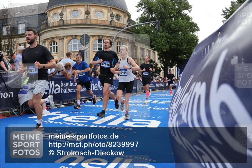 29.06.2025 - hella hamburg halbmarathon Strokosch-Dieckow http://msf.ph/oto/8239997 29.06.2025 10:36:29 Ziel 2121, 6915, 8084, 8121, 9296, 10404, 10680, 10852, 11304, 11833, 12916, 14075, 16523, 17723, 18062 meine-sportfotos.de