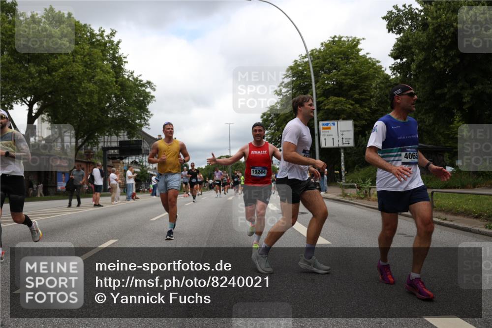 29.06.2025 - hella hamburg halbmarathon Yannick Fuchs http://msf.ph/oto/8240021 29.06.2025 10:47:19 20KM 1061, 1151, 1258, 1499, 1706, 1783, 2074, 2082, 2099, 2346, 2910, 3059, 3208, 3209, 3334, 4065, 4419, 4635, 4770, 5077, 6198, 6628, 6877, 7177, 7509, 7864, 8273, 8361, 8390, 8651, 9142, 9537, 10549, 10724, 10891, 10895, 11588, 11589, 11604, 11689, 11992, 12413, 12490, 12875, 12909, 12910, 13289, 13997, 14323, 15061, 15126, 15179, 15430, 15497, 15681, 16538, 16986, 18134, 18590, 18720, 18901, 19244 meine-sportfotos.de