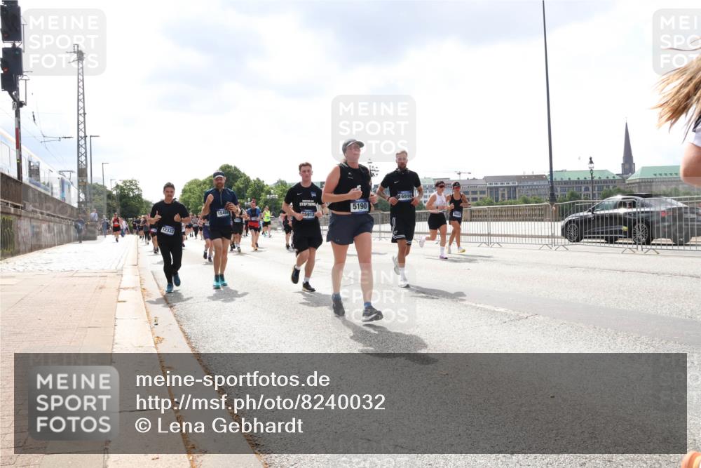 29.06.2025 - hella hamburg halbmarathon Lena Gebhardt http://msf.ph/oto/8240032 29.06.2025 10:45:18 Lombardsbrücke 1024, 1273, 1629, 1685, 1713, 1798, 1924, 2007, 2008, 2216, 2217, 2657, 2664, 2779, 2973, 3160, 3164, 3357, 3377, 3570, 3879, 3993, 4099, 4102, 4186, 4224, 4275, 4306, 4337, 4504, 4820, 4851, 5099, 5108, 5190, 5339, 5636, 5949, 6150, 6509, 6763, 6788, 6841, 6888, 6911, 6922, 6980, 7283, 7530, 7541, 7699, 7859, 7912, 8582, 8594, 8605, 8745, 8762, 8907, 9036, 9620, 10030, 10182, 10225, 10562, 10566, 10668, 10707, 11314, 12198, 12332, 12334, 12394, 13039, 13261 meine-sportfotos.de
