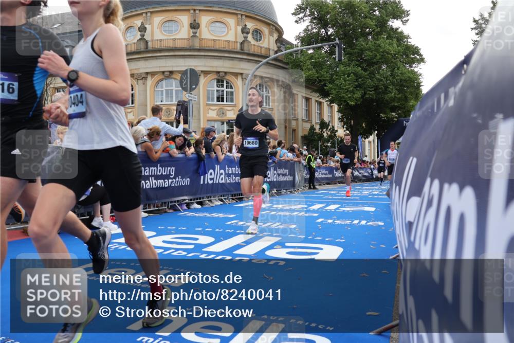29.06.2025 - hella hamburg halbmarathon Strokosch-Dieckow http://msf.ph/oto/8240041 29.06.2025 10:36:30 Ziel 2121, 3809, 6915, 8084, 8121, 9296, 10404, 10680, 10852, 11304, 11833, 12916, 16523, 17723, 18062 meine-sportfotos.de