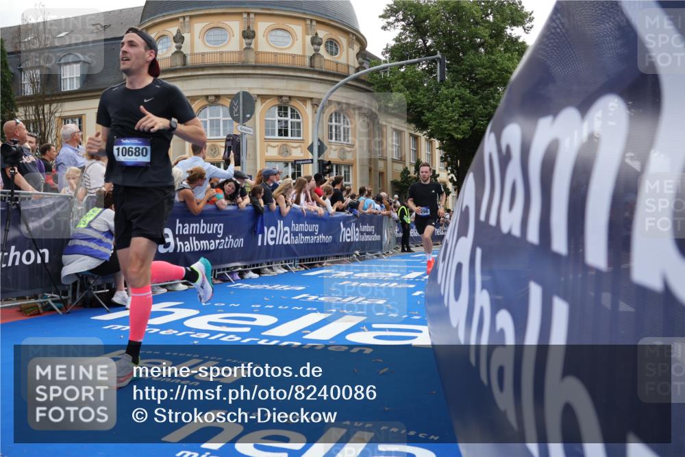 29.06.2025 - hella hamburg halbmarathon Strokosch-Dieckow http://msf.ph/oto/8240086 29.06.2025 10:36:31 Ziel 2121, 3809, 5092, 6915, 8084, 8121, 9296, 10404, 10680, 10852, 11304, 11833, 12916, 16523, 17723, 18062 meine-sportfotos.de