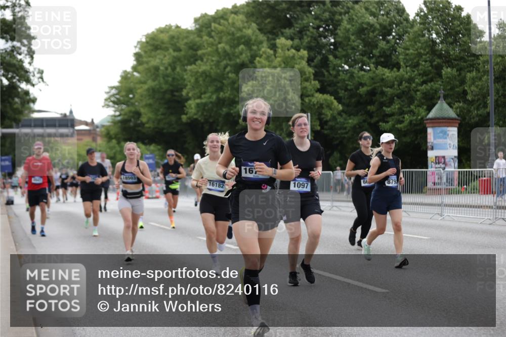 29.06.2025 - hella hamburg halbmarathon Jannik Wohlers http://msf.ph/oto/8240116 29.06.2025 10:29:39 Lombardsbrücke 1097, 1547, 1694, 2302, 3443, 3573, 3613, 4580, 5063, 5322, 6598, 6616, 6626, 8792, 8941, 10162, 12305, 12537, 12710, 13031, 14304, 16182, 16601, 16604, 16735, 16769, 17529, 18503 meine-sportfotos.de