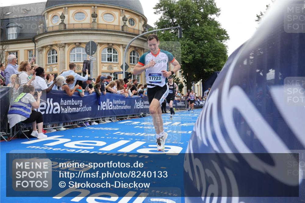 29.06.2025 - hella hamburg halbmarathon Strokosch-Dieckow http://msf.ph/oto/8240133 29.06.2025 10:36:33 Ziel 1571, 2121, 3809, 5092, 6915, 8121, 9296, 10404, 10680, 10852, 11833, 12916, 16523, 17723, 18038, 18733 meine-sportfotos.de