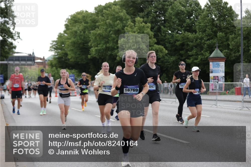 29.06.2025 - hella hamburg halbmarathon Jannik Wohlers http://msf.ph/oto/8240164 29.06.2025 10:29:39 Lombardsbrücke 1097, 1547, 1694, 2302, 3443, 3573, 3613, 4580, 5063, 5322, 6598, 6616, 6626, 8792, 8941, 10162, 12305, 12537, 12710, 13031, 14304, 16182, 16601, 16604, 16735, 16769, 17529, 18503 meine-sportfotos.de