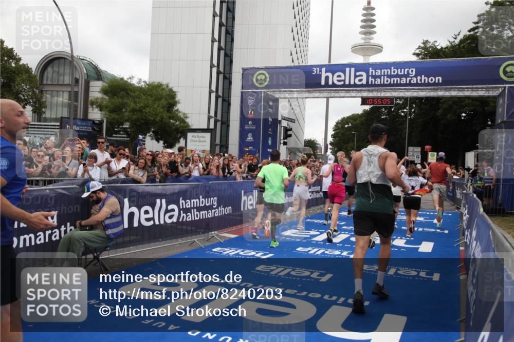 29.06.2025 - hella hamburg halbmarathon Michael Strokosch http://msf.ph/oto/8240203 29.06.2025 10:55:04 Ziel 1327, 2884, 3652, 3791, 4249, 4616, 4938, 5020, 6433, 6994, 8514, 8698, 9060, 10266, 11333, 13297, 13988, 14638, 14750, 14845, 15126, 15156, 15879, 16047, 17803, 18181, 18325 meine-sportfotos.de