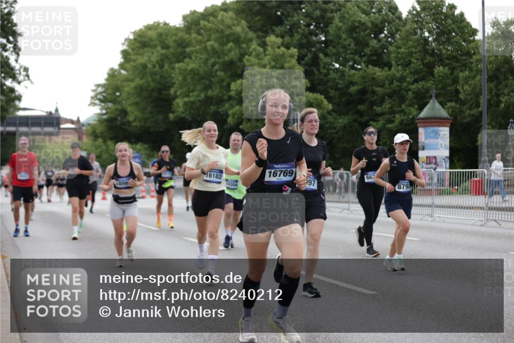 29.06.2025 - hella hamburg halbmarathon Jannik Wohlers http://msf.ph/oto/8240212 29.06.2025 10:29:39 Lombardsbrücke 1097, 1547, 1694, 2302, 3443, 3573, 3613, 4580, 5063, 5322, 6598, 6616, 6626, 8792, 8941, 10162, 12305, 12537, 12710, 13031, 14304, 16182, 16601, 16604, 16735, 16769, 17529, 18503 meine-sportfotos.de