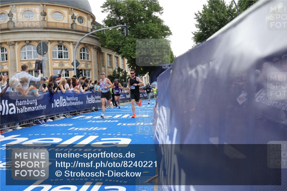 29.06.2025 - hella hamburg halbmarathon Strokosch-Dieckow http://msf.ph/oto/8240221 29.06.2025 10:36:35 Ziel 1571, 2121, 3809, 5092, 6915, 8121, 9296, 11833, 14622, 15621, 16523, 17723, 18038, 18733 meine-sportfotos.de