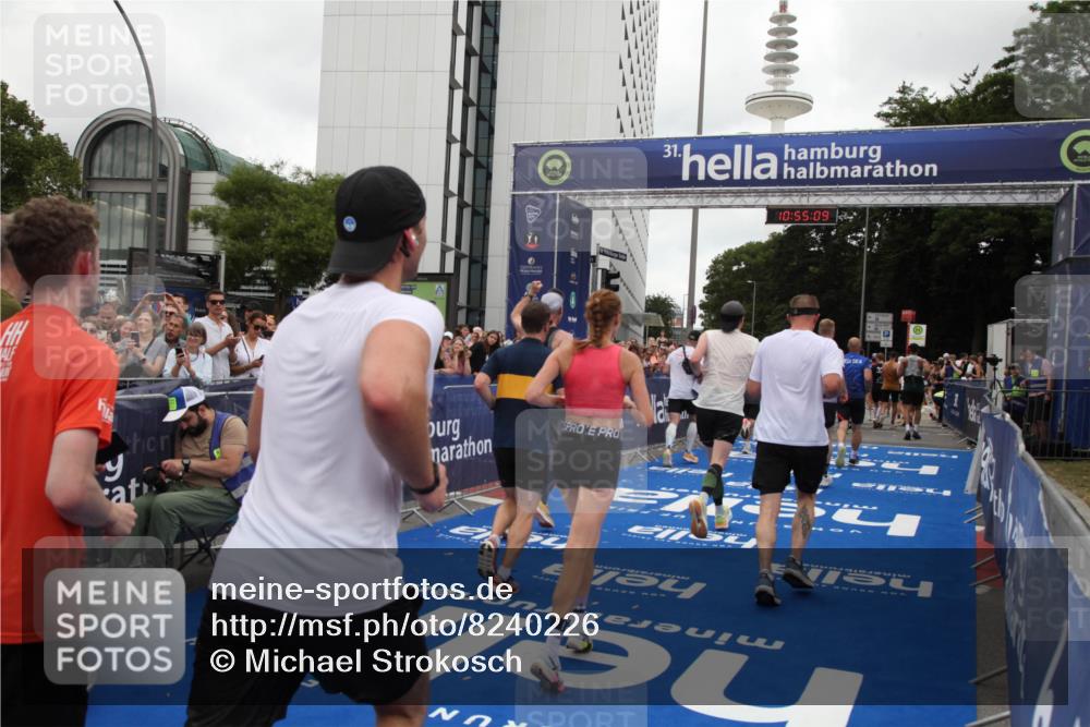 29.06.2025 - hella hamburg halbmarathon Michael Strokosch http://msf.ph/oto/8240226 29.06.2025 10:55:08 Ziel 2884, 3652, 3791, 3945, 4249, 4616, 4938, 5020, 6433, 8691, 8698, 9060, 9380, 11333, 11976, 12961, 13297, 14750, 14948, 15126, 15879, 16630, 17803, 17842, 18181 meine-sportfotos.de