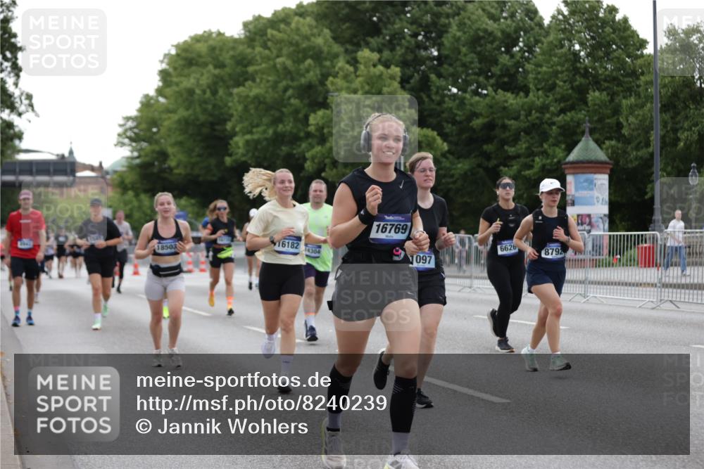 29.06.2025 - hella hamburg halbmarathon Jannik Wohlers http://msf.ph/oto/8240239 29.06.2025 10:29:39 Lombardsbrücke 1097, 1547, 1694, 2302, 3443, 3573, 3613, 4580, 5063, 5322, 6598, 6616, 6626, 8792, 8941, 10162, 12305, 12537, 12710, 13031, 14304, 16182, 16601, 16604, 16735, 16769, 17529, 18503 meine-sportfotos.de
