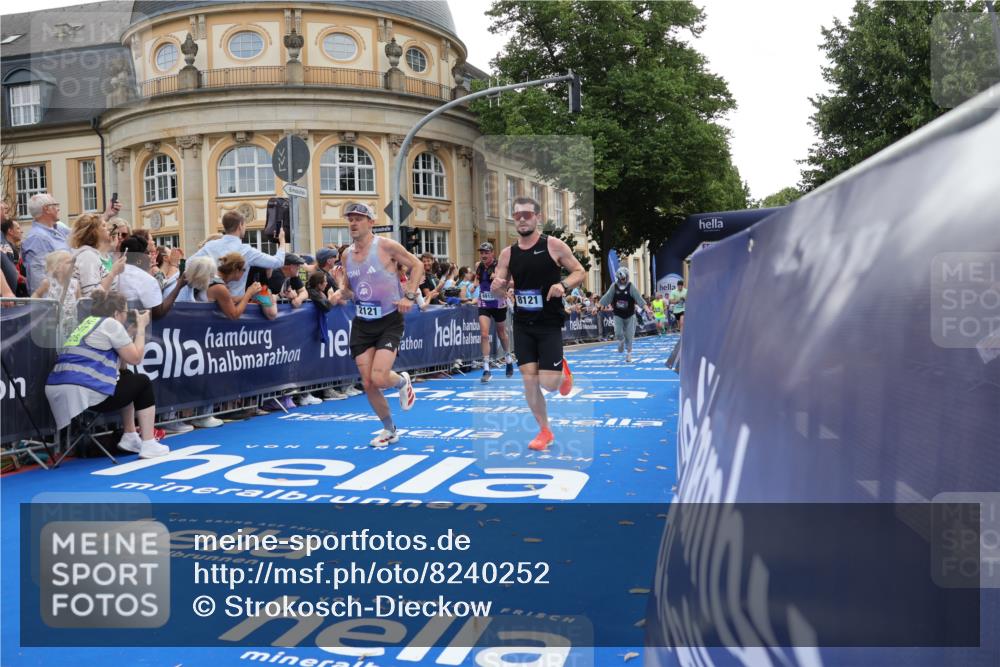 29.06.2025 - hella hamburg halbmarathon Strokosch-Dieckow http://msf.ph/oto/8240252 29.06.2025 10:36:36 Ziel 1571, 2121, 3809, 5092, 5961, 6915, 8121, 11833, 14622, 15621, 16523, 17723, 18038, 18733 meine-sportfotos.de