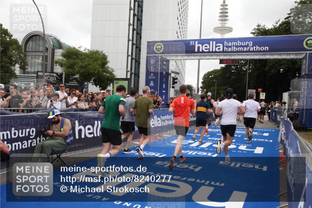 29.06.2025 - hella hamburg halbmarathon Michael Strokosch http://msf.ph/oto/8240277 29.06.2025 10:55:09 Ziel 2448, 2884, 3041, 3791, 3945, 4249, 4616, 4938, 6355, 8691, 9060, 9380, 10191, 10192, 11333, 11976, 12961, 13297, 14750, 14948, 15126, 15879, 16630, 17803, 17842 meine-sportfotos.de