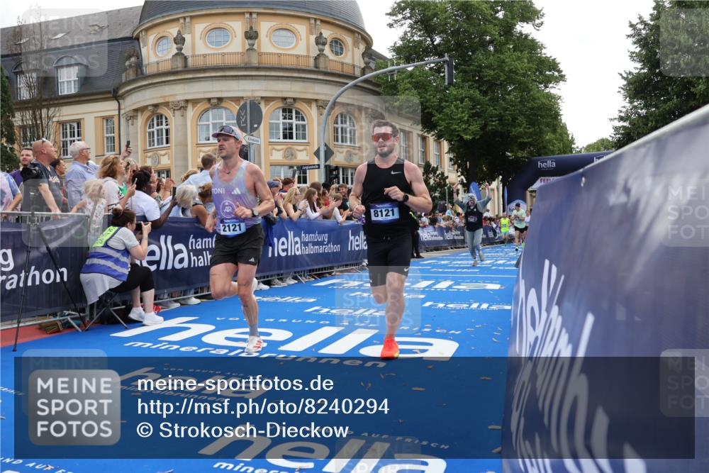29.06.2025 - hella hamburg halbmarathon Strokosch-Dieckow http://msf.ph/oto/8240294 29.06.2025 10:36:36 Ziel 1571, 2121, 3809, 5092, 5961, 6915, 8121, 11833, 14622, 15621, 16523, 17723, 18038, 18733 meine-sportfotos.de