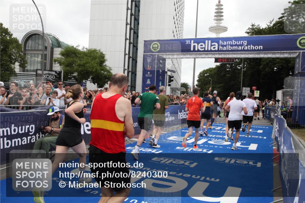 29.06.2025 - hella hamburg halbmarathon Michael Strokosch http://msf.ph/oto/8240300 29.06.2025 10:55:10 Ziel 2448, 2884, 3041, 3791, 3945, 4249, 4938, 6355, 8691, 9060, 9361, 9380, 10191, 10192, 11333, 11747, 11976, 12248, 12961, 13297, 14750, 14948, 15126, 15879, 16108, 16630, 17803, 17842 meine-sportfotos.de