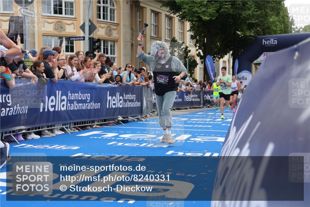29.06.2025 - hella hamburg halbmarathon Strokosch-Dieckow http://msf.ph/oto/8240331 29.06.2025 10:36:38 Ziel 1571, 2121, 3809, 5092, 5961, 6915, 8121, 14622, 15621, 16523, 18038, 18733 meine-sportfotos.de