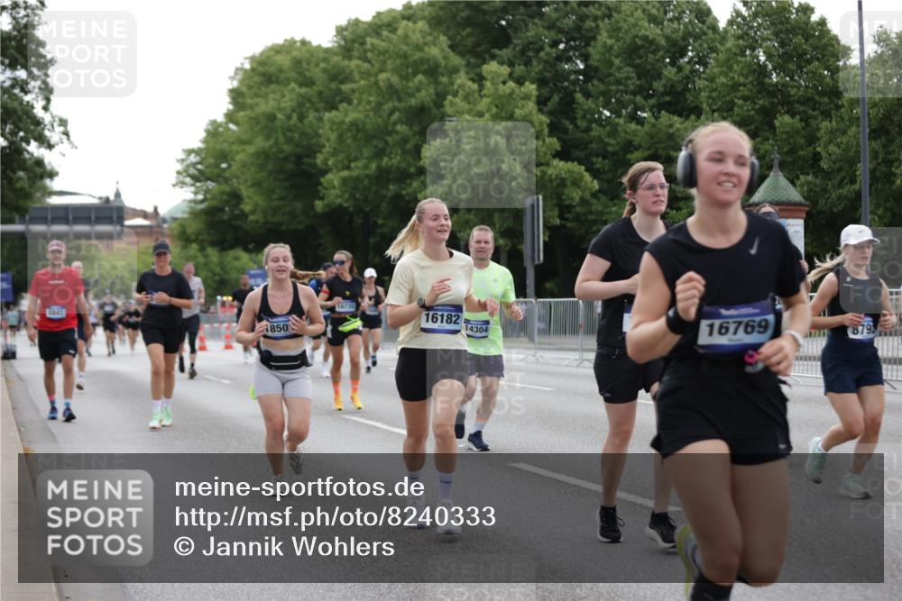29.06.2025 - hella hamburg halbmarathon Jannik Wohlers http://msf.ph/oto/8240333 29.06.2025 10:29:40 Lombardsbrücke 1097, 1547, 1694, 3443, 3573, 3613, 4580, 5063, 5322, 6598, 6616, 6626, 8792, 8941, 10162, 12305, 12504, 12537, 12710, 13031, 14304, 16182, 16601, 16604, 16735, 16769, 17529, 18503 meine-sportfotos.de
