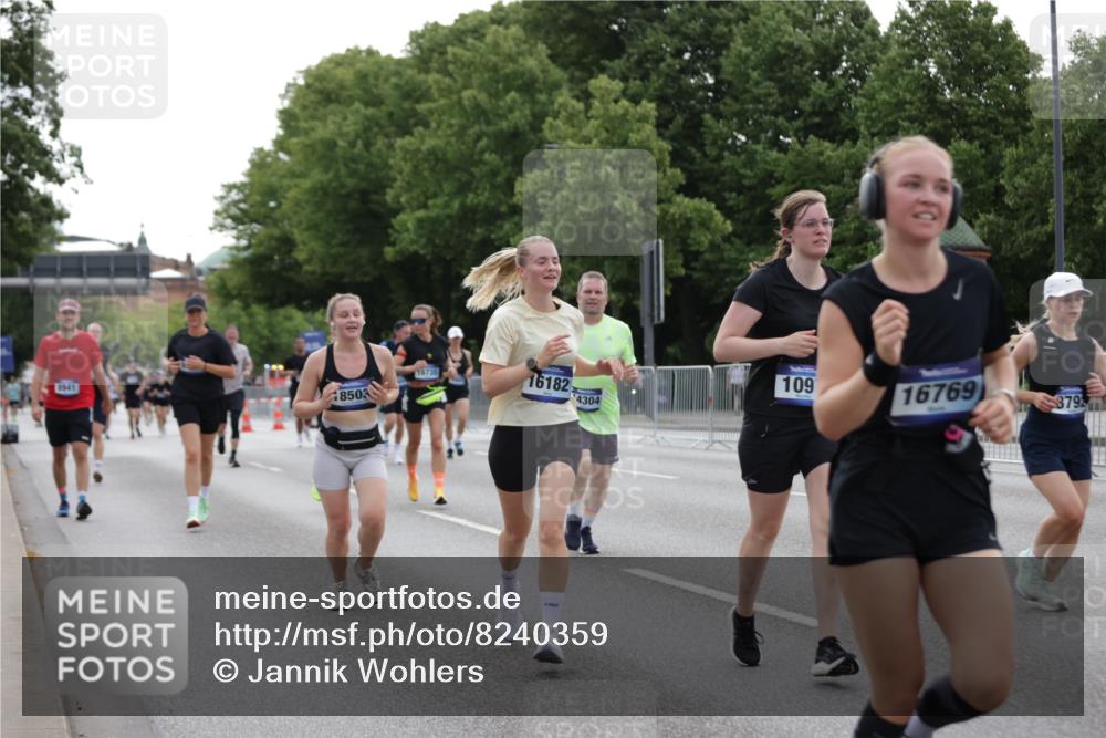 29.06.2025 - hella hamburg halbmarathon Jannik Wohlers http://msf.ph/oto/8240359 29.06.2025 10:29:40 Lombardsbrücke 1097, 1547, 1694, 3443, 3573, 3613, 4580, 5063, 5322, 6598, 6616, 6626, 8792, 8941, 10162, 12305, 12504, 12537, 12710, 13031, 14304, 16182, 16601, 16604, 16735, 16769, 17529, 18503 meine-sportfotos.de