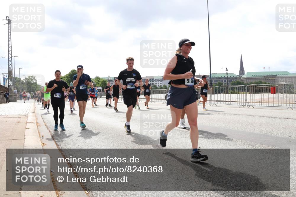 29.06.2025 - hella hamburg halbmarathon Lena Gebhardt http://msf.ph/oto/8240368 29.06.2025 10:45:19 Lombardsbrücke 1024, 1060, 1273, 1629, 1685, 1713, 1798, 1924, 2007, 2008, 2216, 2217, 2657, 2664, 2779, 2973, 3160, 3164, 3357, 3377, 3570, 3879, 3993, 4099, 4102, 4186, 4224, 4275, 4306, 4337, 4504, 4820, 4851, 5099, 5108, 5190, 5339, 5636, 5949, 6150, 6509, 6763, 6788, 6841, 6888, 6911, 6922, 6980, 7283, 7530, 7541, 7699, 7859, 7912, 8594, 8605, 8745, 8762, 8907, 9036, 9620, 10030, 10182, 10225, 10562, 10566, 10668, 10707, 11314, 12198, 12332, 12334, 12394, 13039, 13261 meine-sportfotos.de