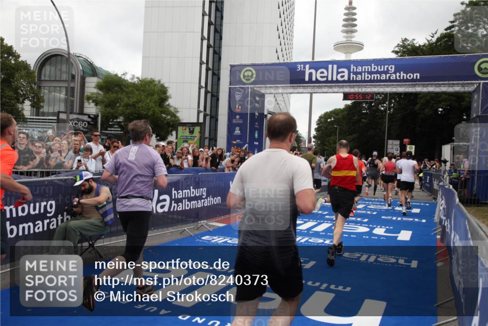 29.06.2025 - hella hamburg halbmarathon Michael Strokosch http://msf.ph/oto/8240373 29.06.2025 10:55:11 Ziel 1549, 1628, 2119, 2448, 2884, 3041, 3791, 3945, 4938, 6355, 8691, 9060, 9361, 9380, 10191, 10192, 11333, 11747, 11976, 12248, 12961, 13297, 14750, 14834, 14948, 15126, 15879, 16108, 16630, 17803, 17842 meine-sportfotos.de